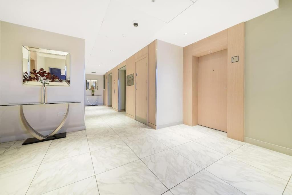 Appartamento 2 Bed Riverside Londra