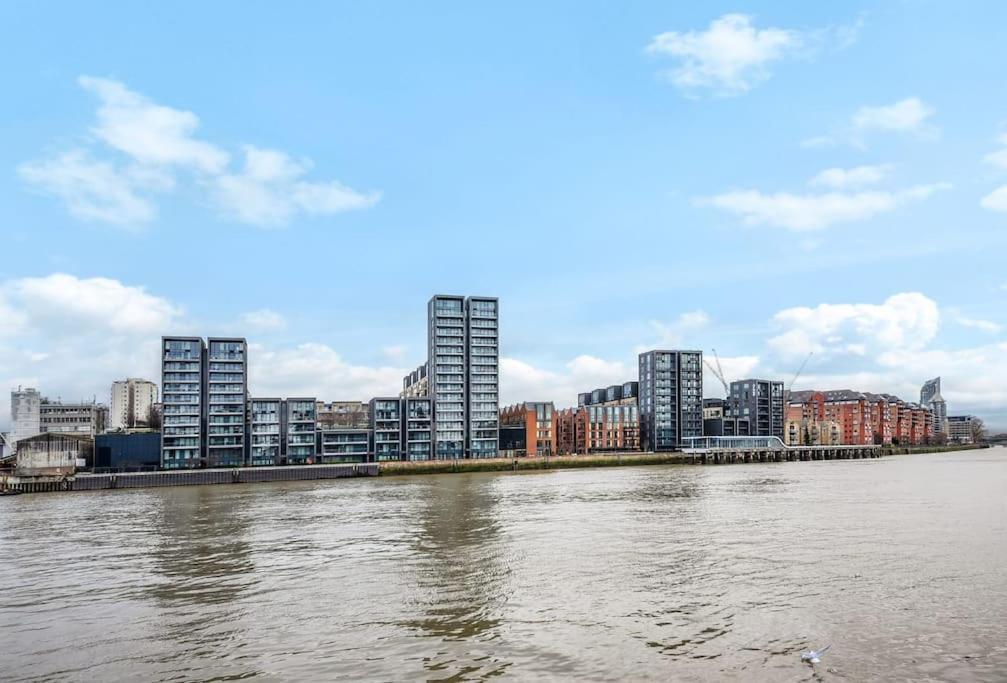 2 Bed Riverside Appartamento Londra