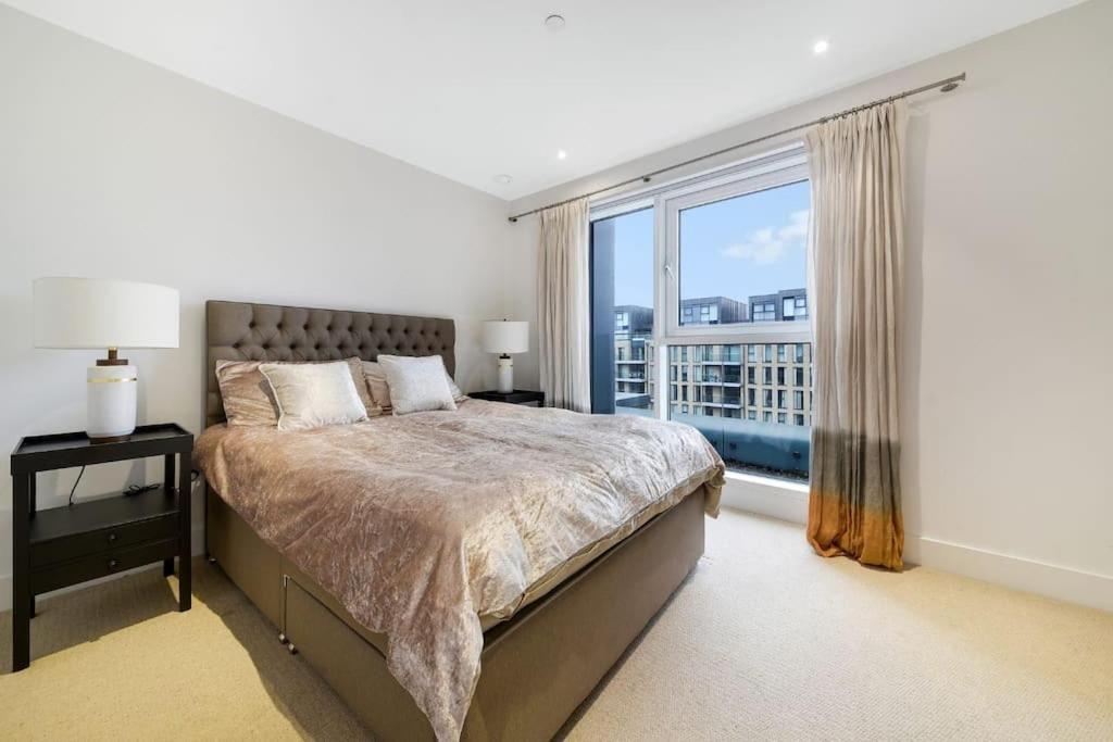 2 Bed Riverside Apartment London